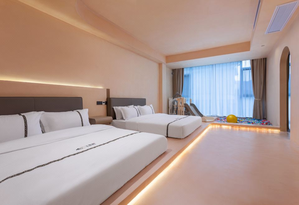 初見：落地窗觀景+親子套房+冰箱+智能語音