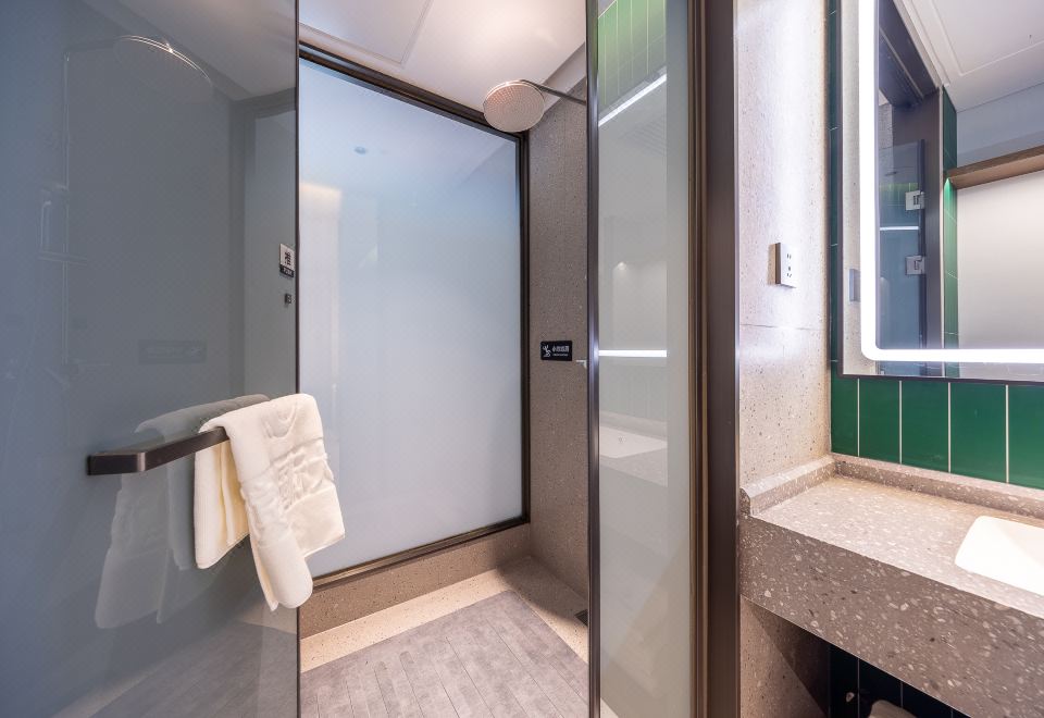 米湛欢乐家庭房（小童上下床+巨幕投影+小冰箱）