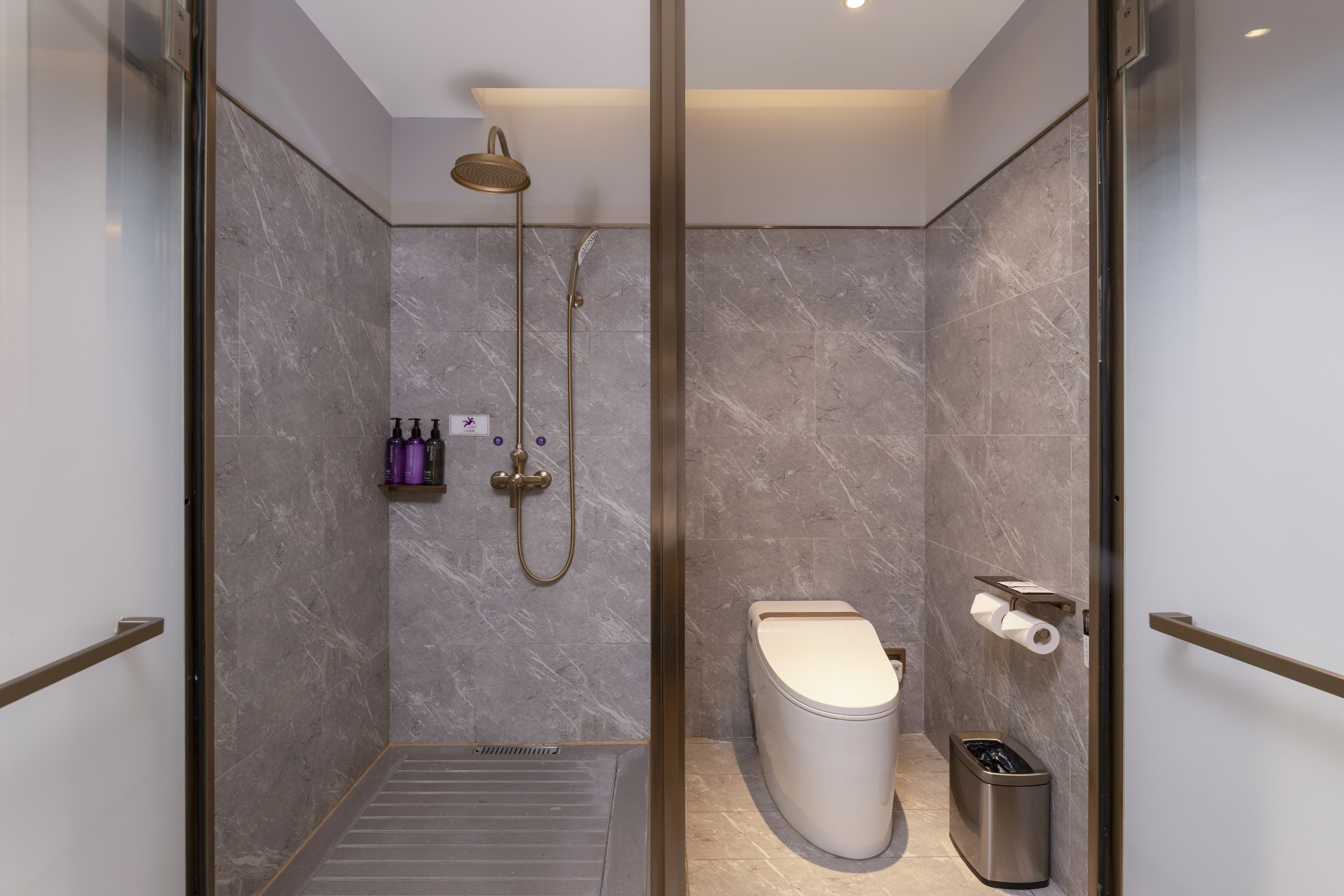 嘉宾大床房（落地窗+小冰箱+投屏电视）