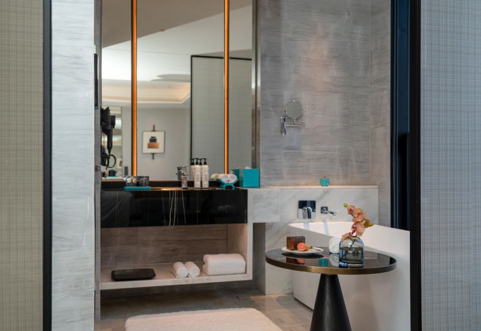 180°湖景大床房