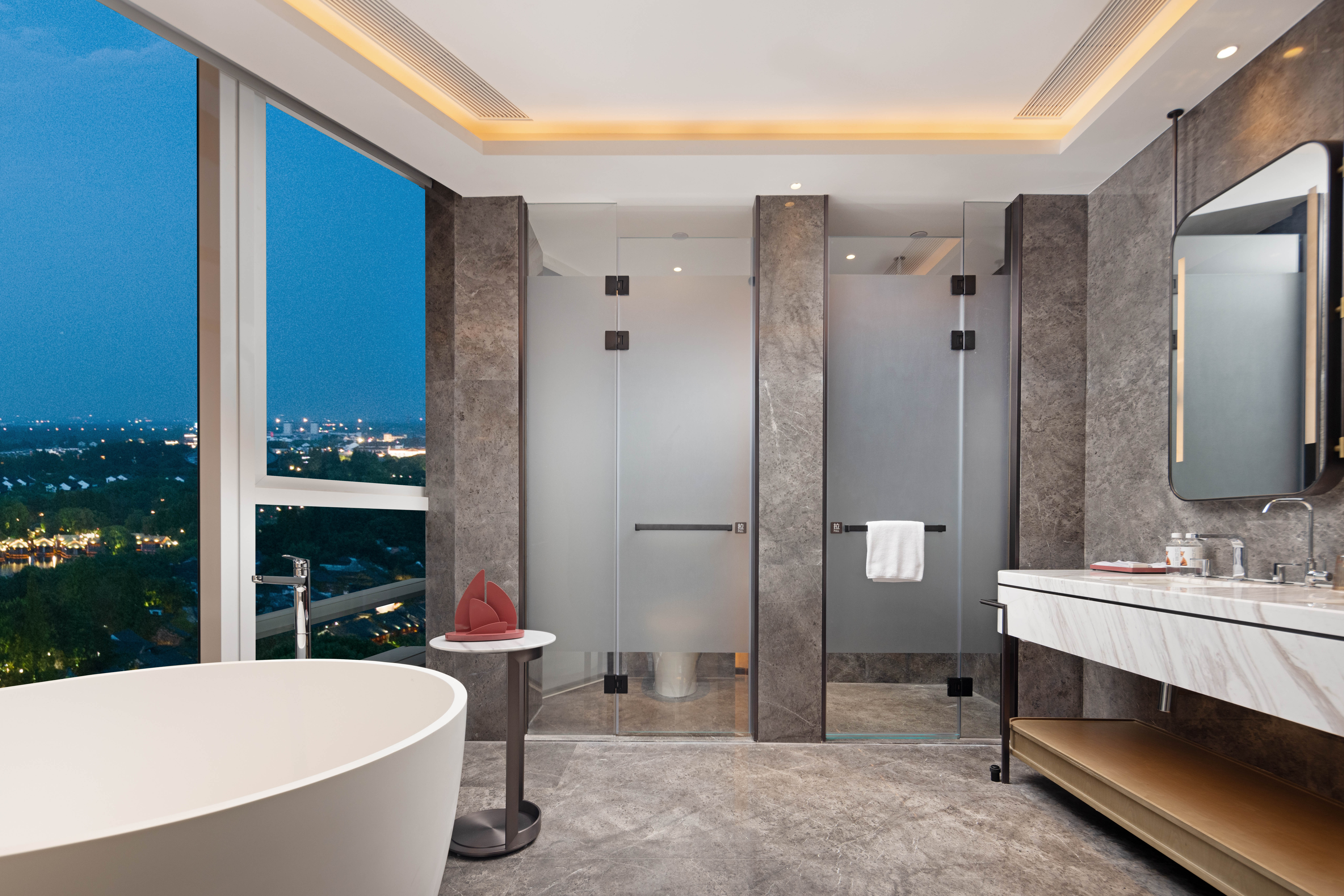 豪华景观家庭房