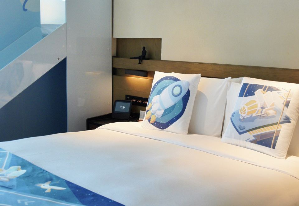 航天主题客房，1张大床及1张上下床
