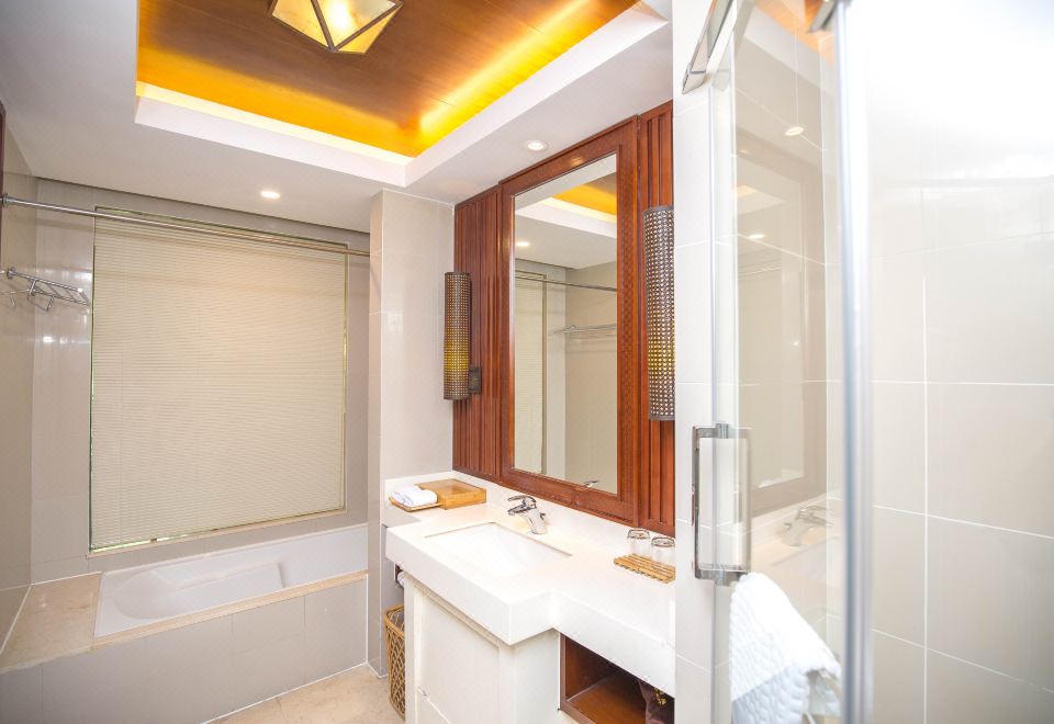 Huanxiu Resort & Spa HotelQueen Room (Main Building)