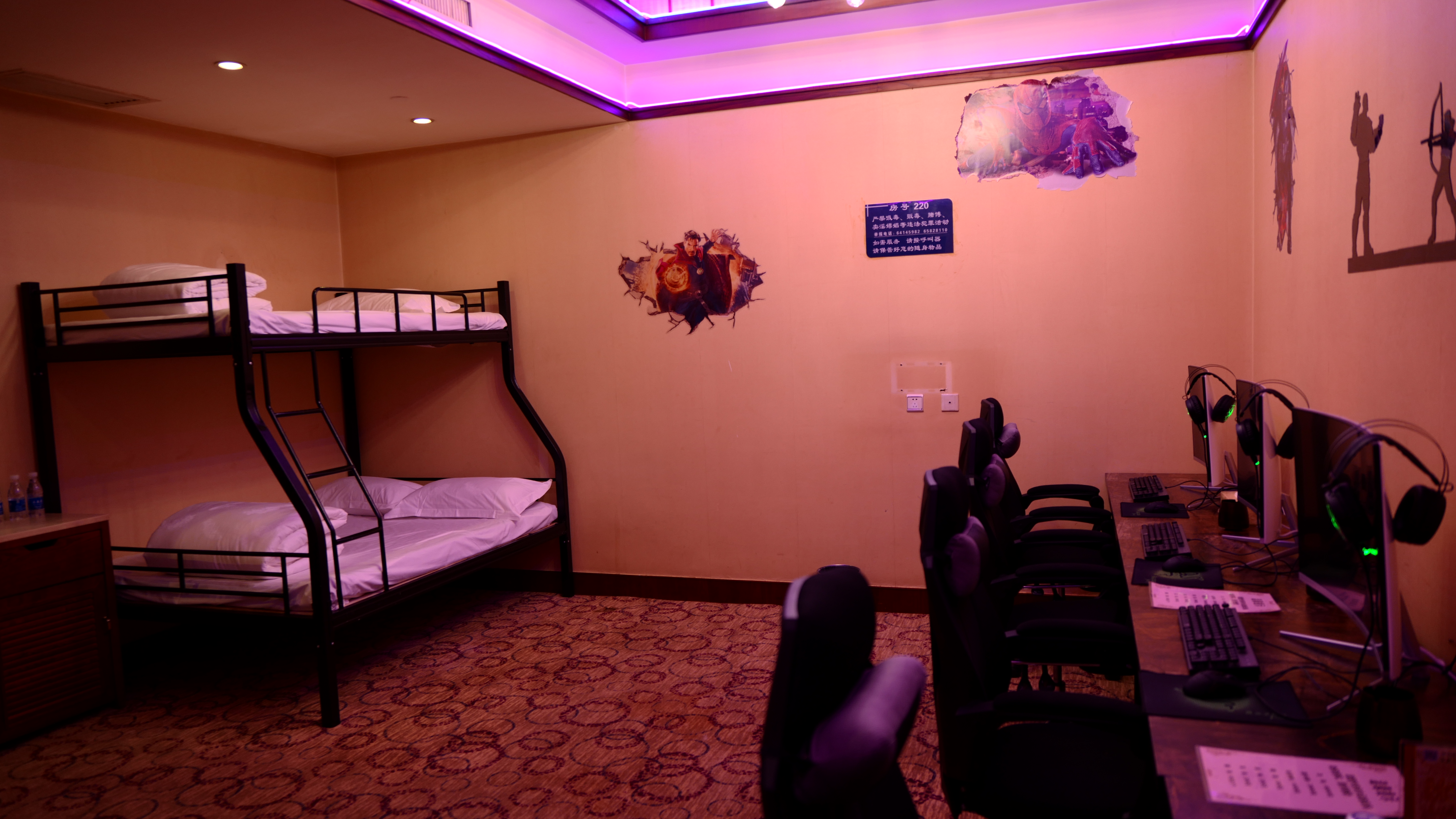 电竞大床房[13400F+32G显卡5060+27寸屏320HZ机械键盘