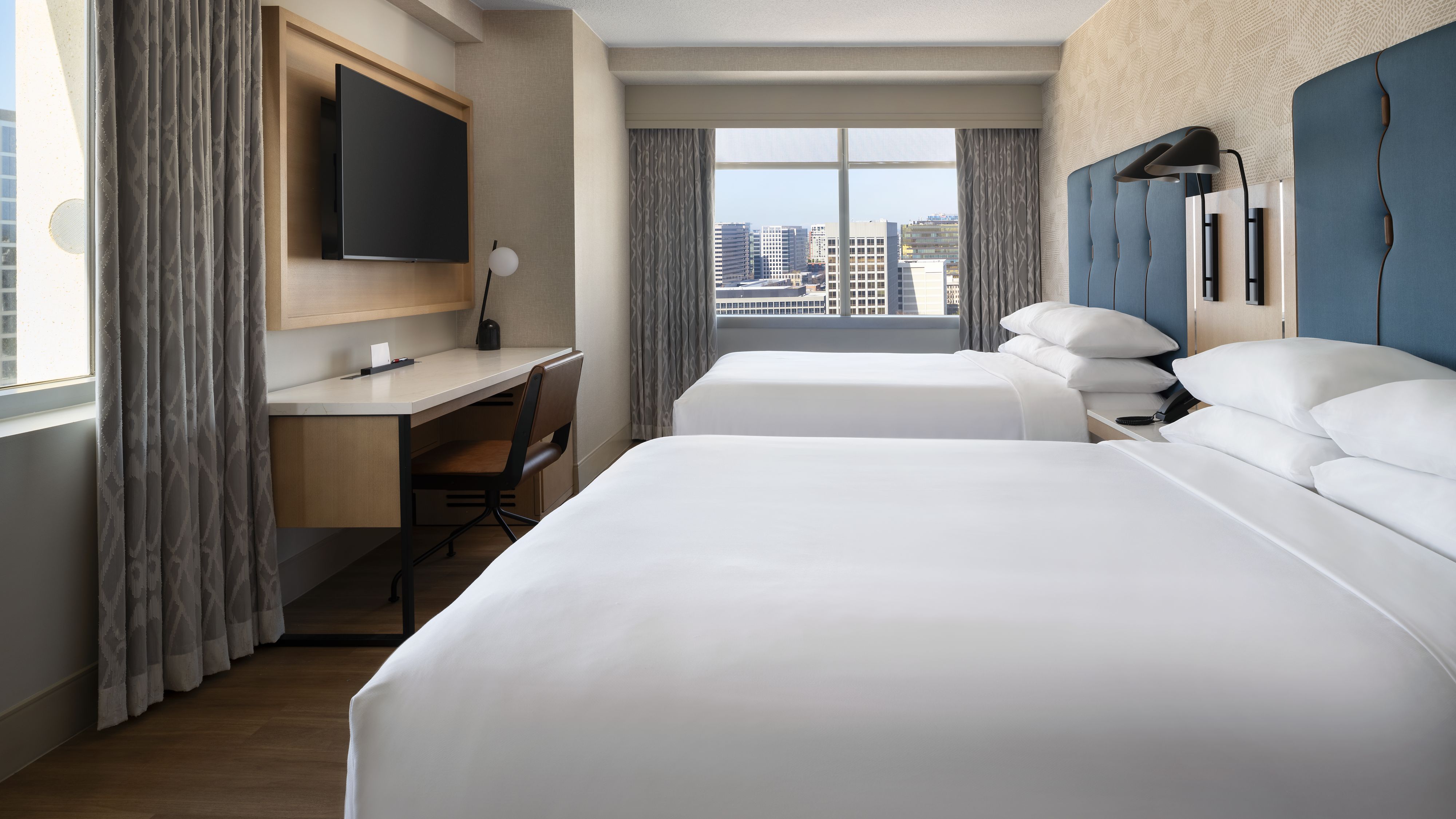 市景大型客房，配备 2 张大床，拐角房