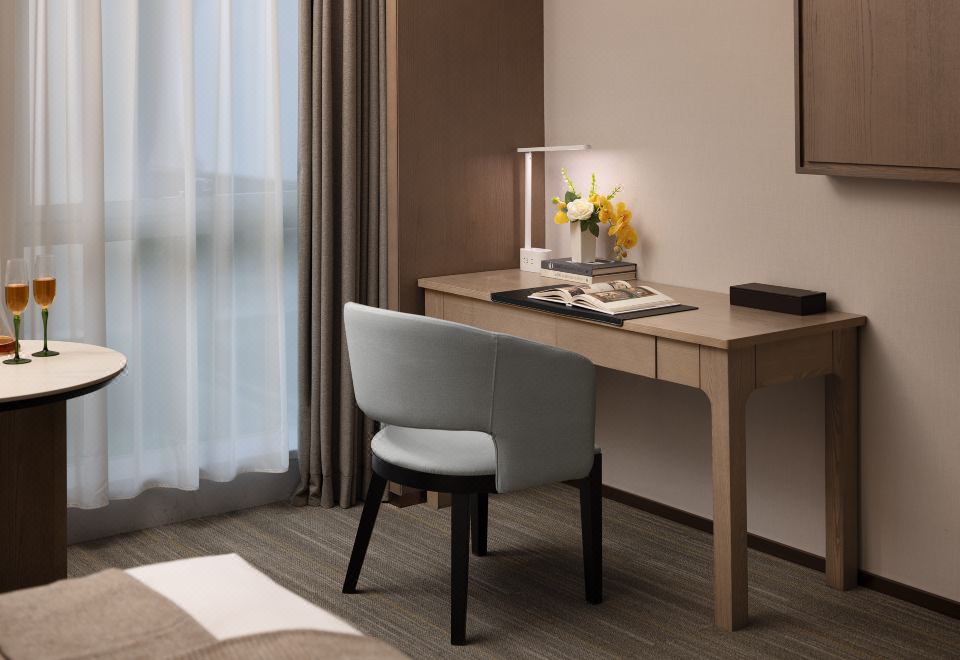 智享商务大床房「即热式饮水机+商务办公书桌」