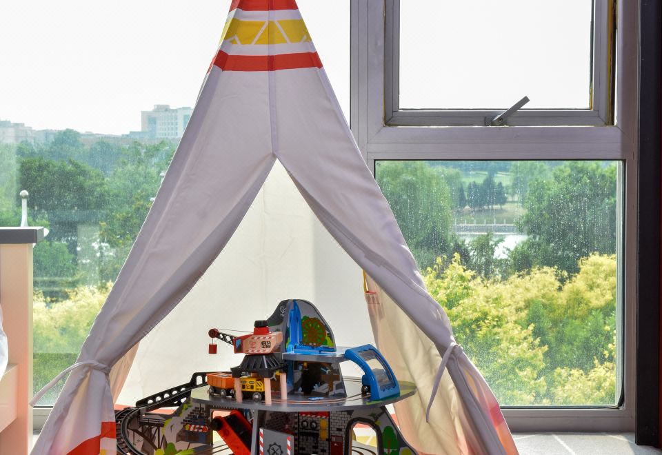 Cordis, Beijing Capital AirportHAPE The New Silk Road Deluxe Lakeview King Theme Room