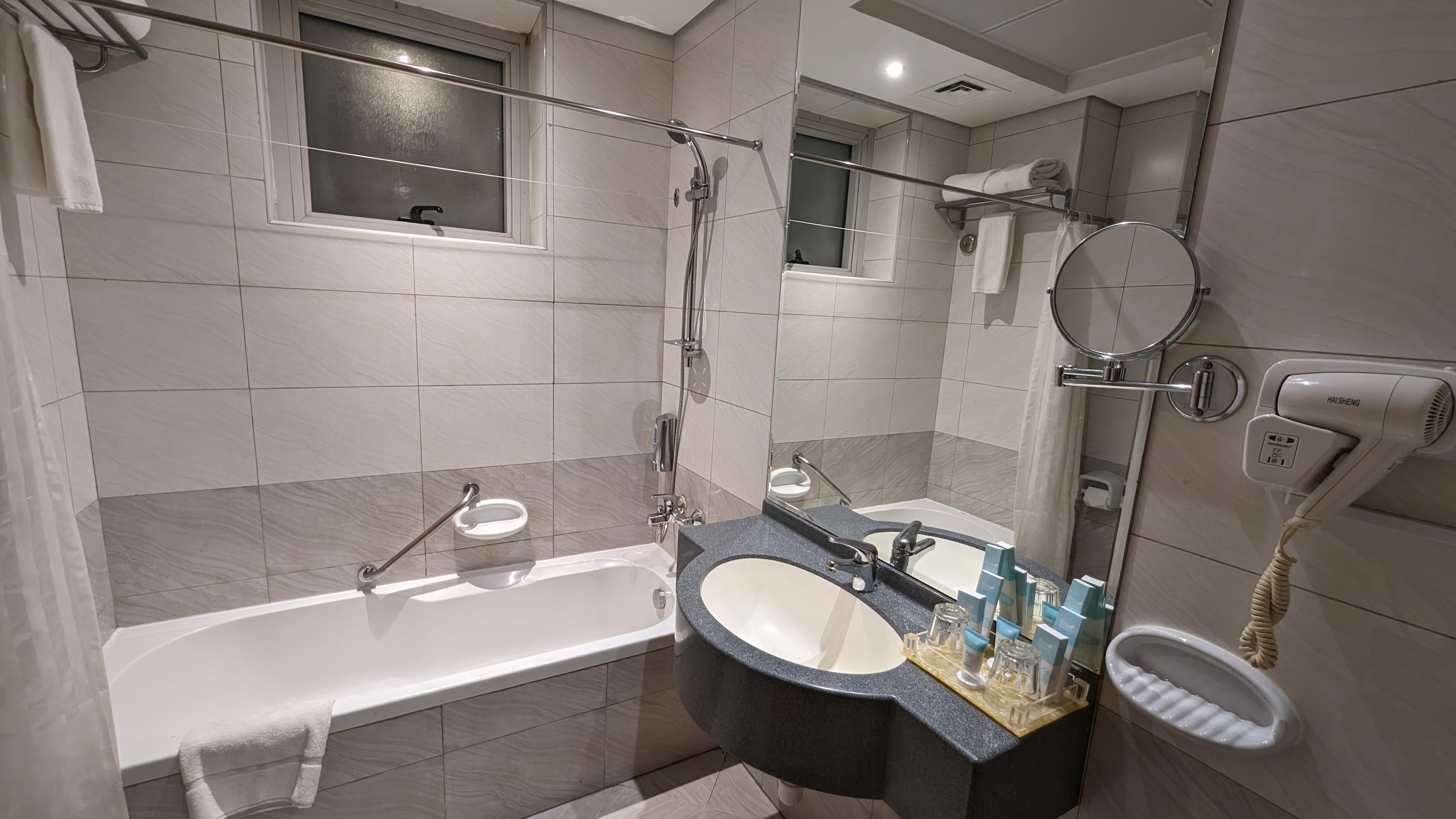 单间特大床或双床房