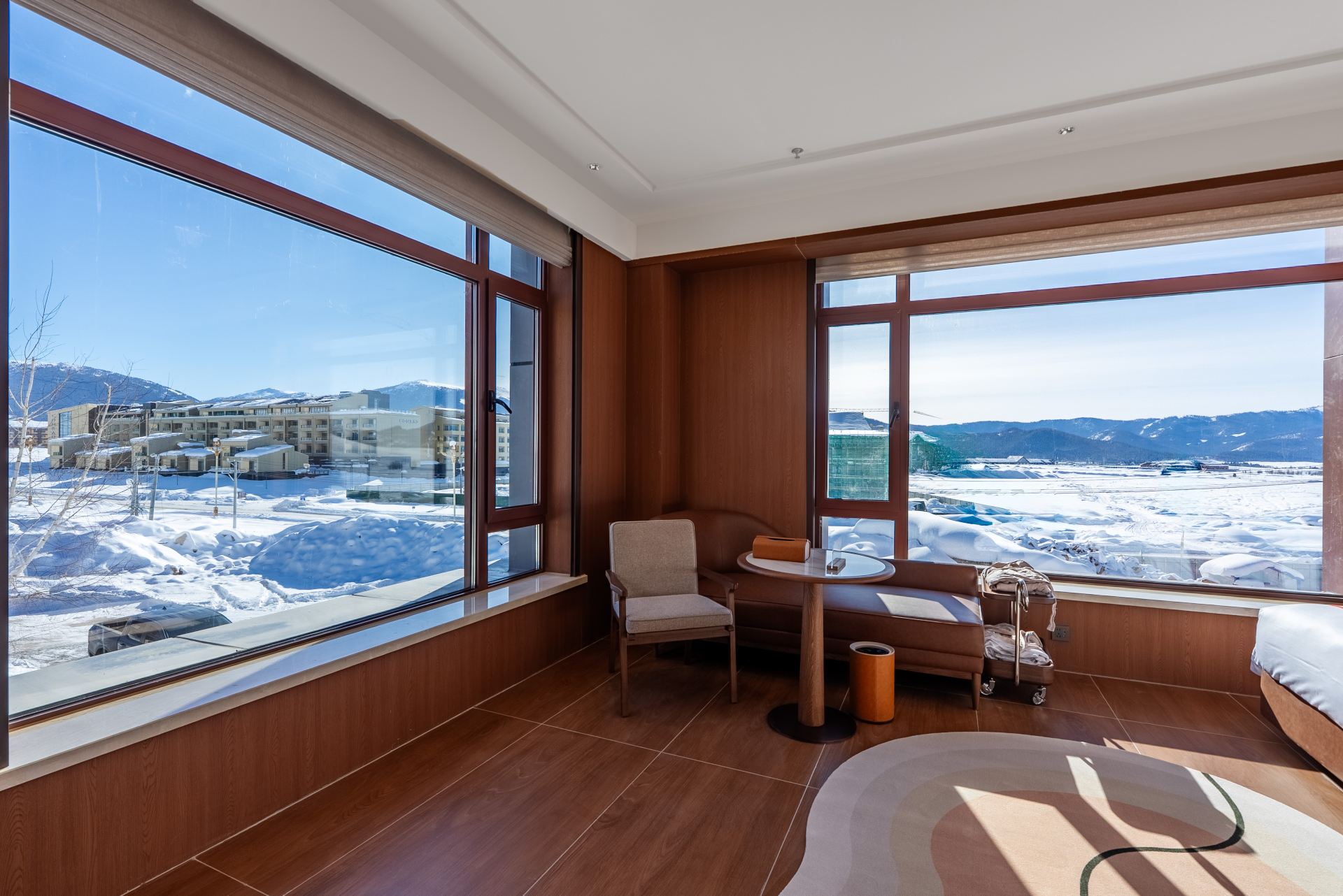 Panoramic Mountain View Premium Family Room