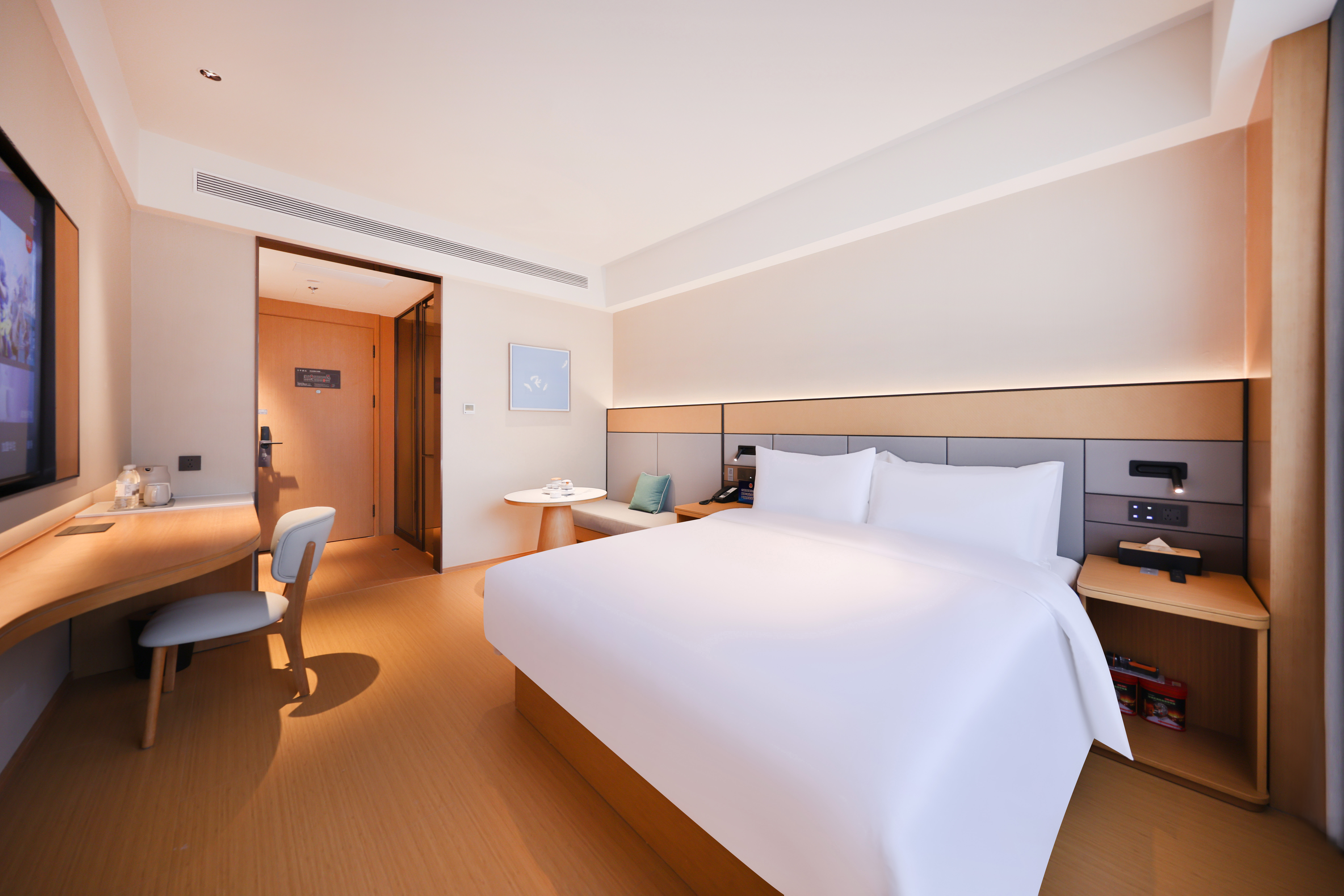 高级大床房（65寸投屏电视+小冰箱+记忆棉床垫）