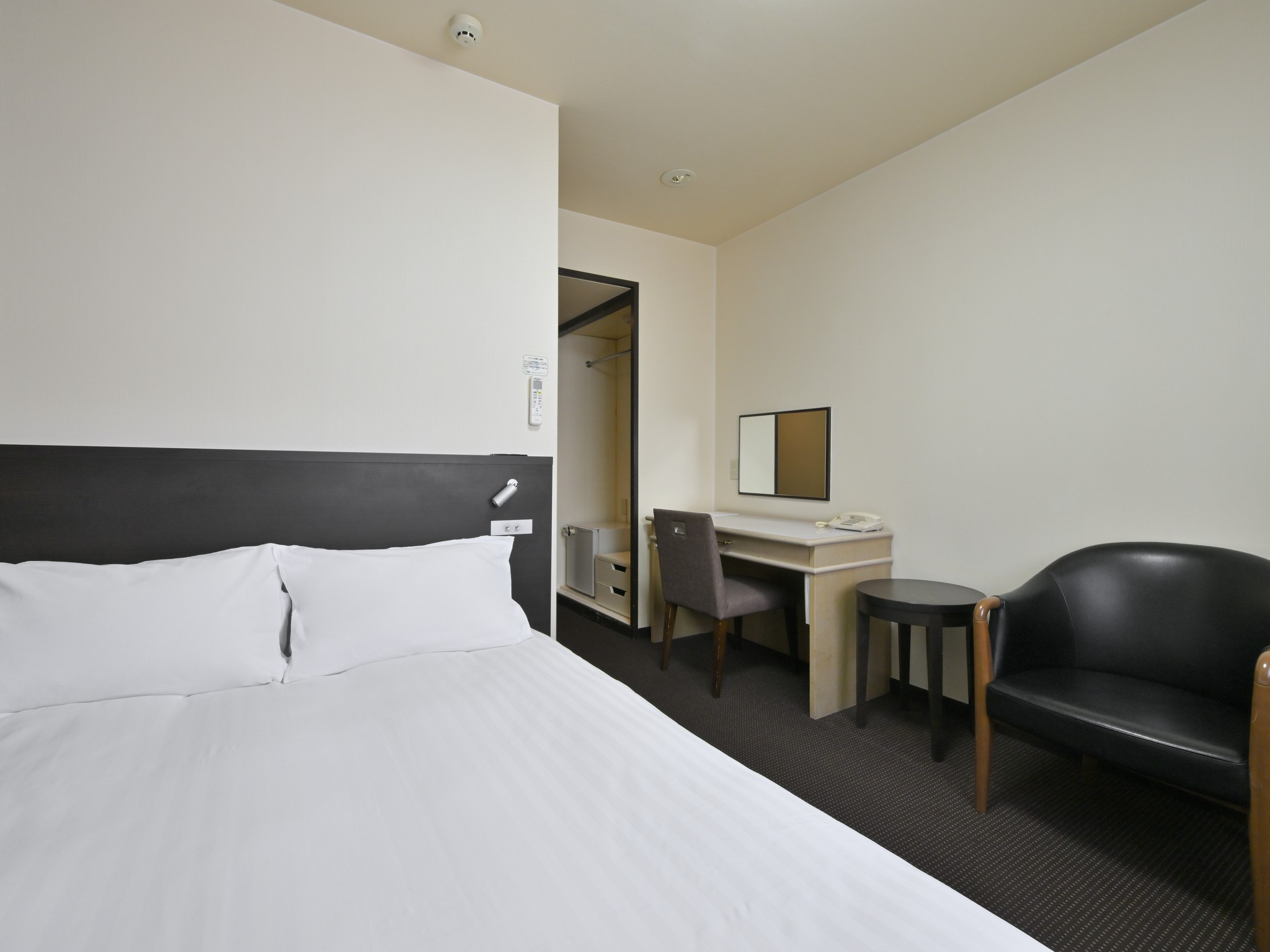 别馆小型大床房 可吸烟