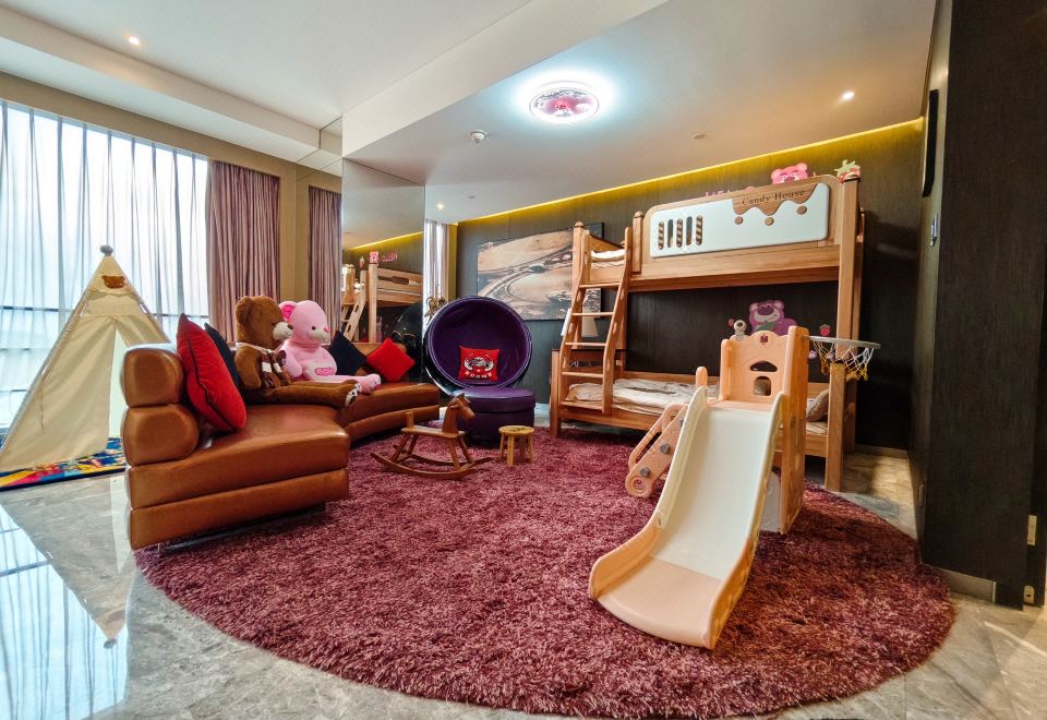 泰迪珍藏星品家庭亲子套房（大床+子母床）