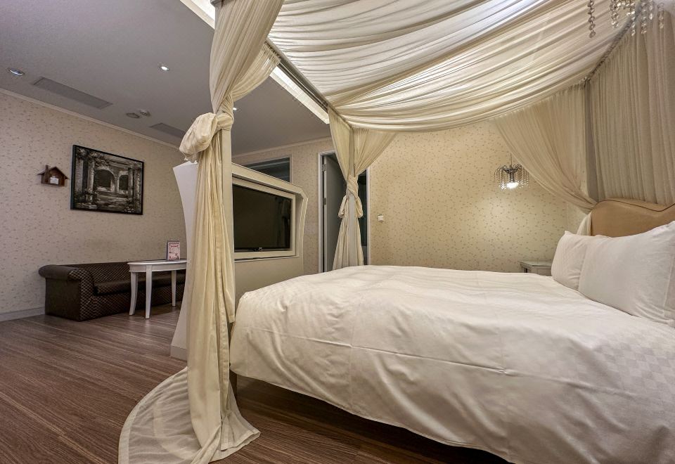 绿水森森 一大床