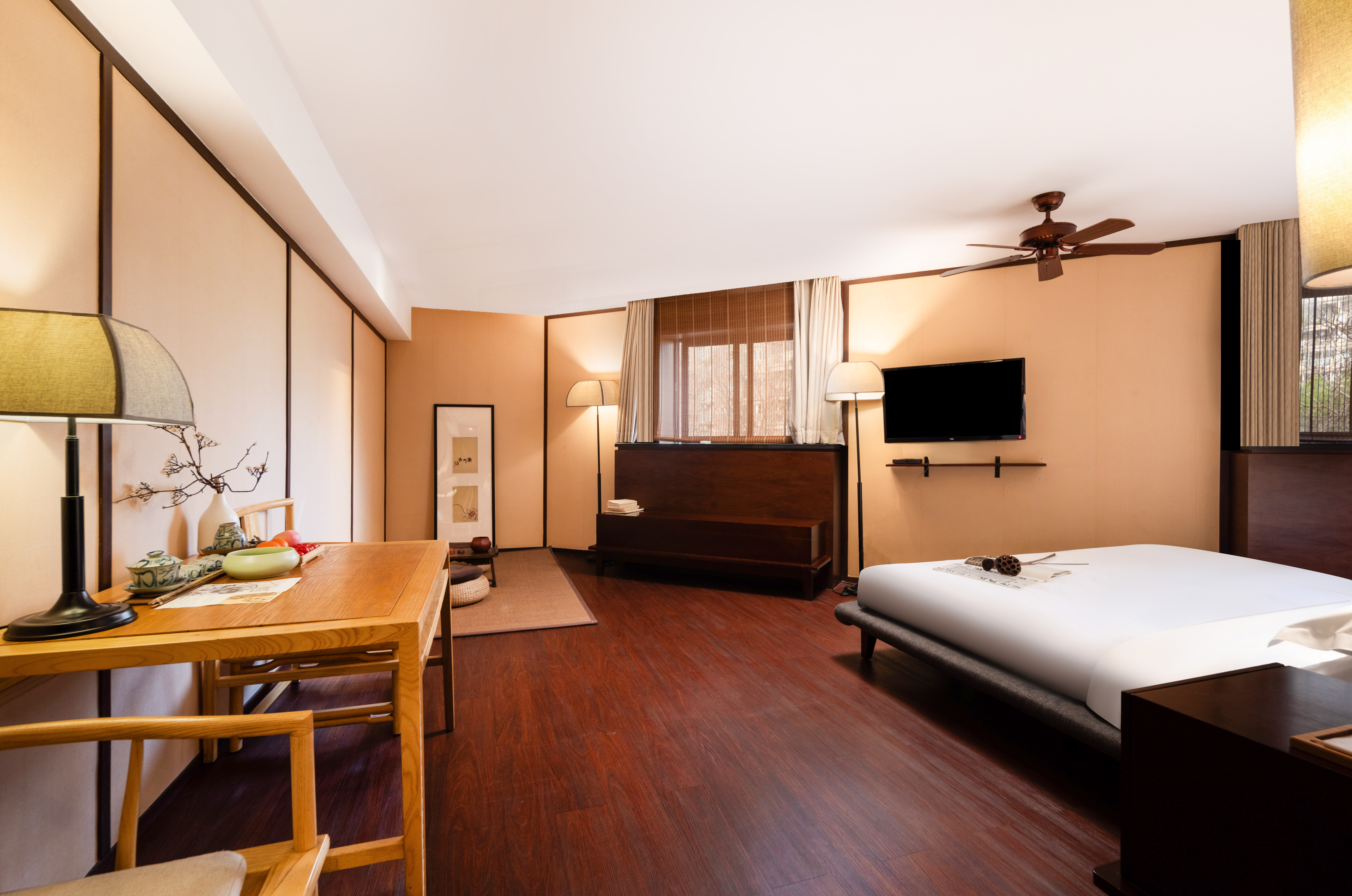 雅舍大床房（顶喷花洒＋智能电视投屏＋商务休闲空间）