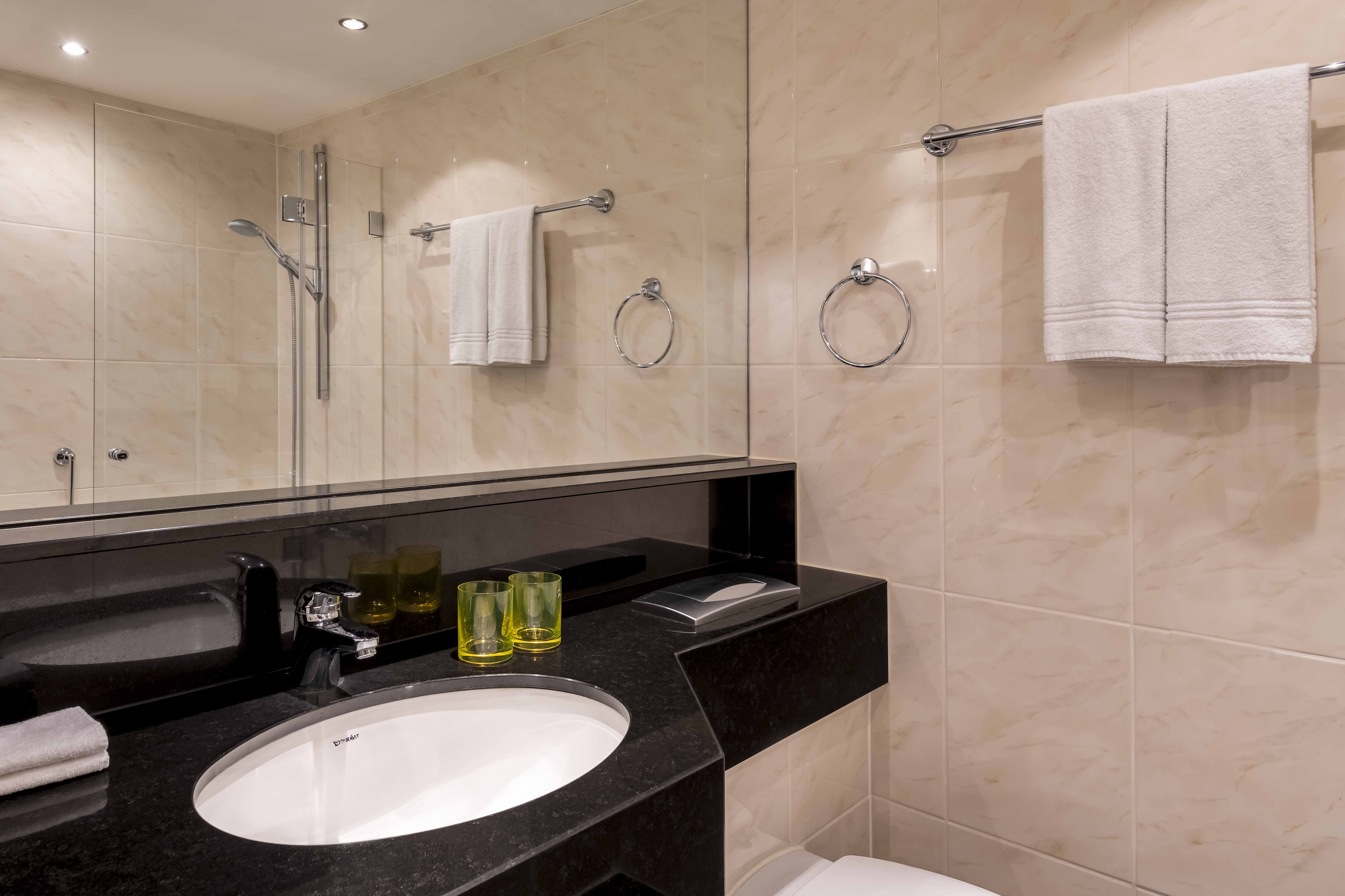 豪华套房， 2 卧室套房， 卧室1:1张特大床 ， 卧室2:1张特大床 ， 梳化床