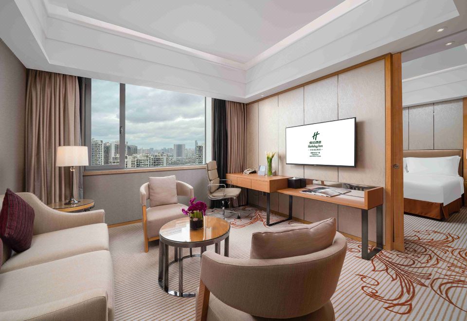 假日高级套房（带起居室+行政楼层+可投屏）