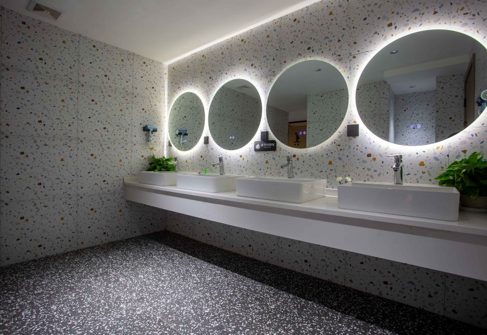 Likeyou男生四人間「負離子吹風機+浴巾+大廳觀影」