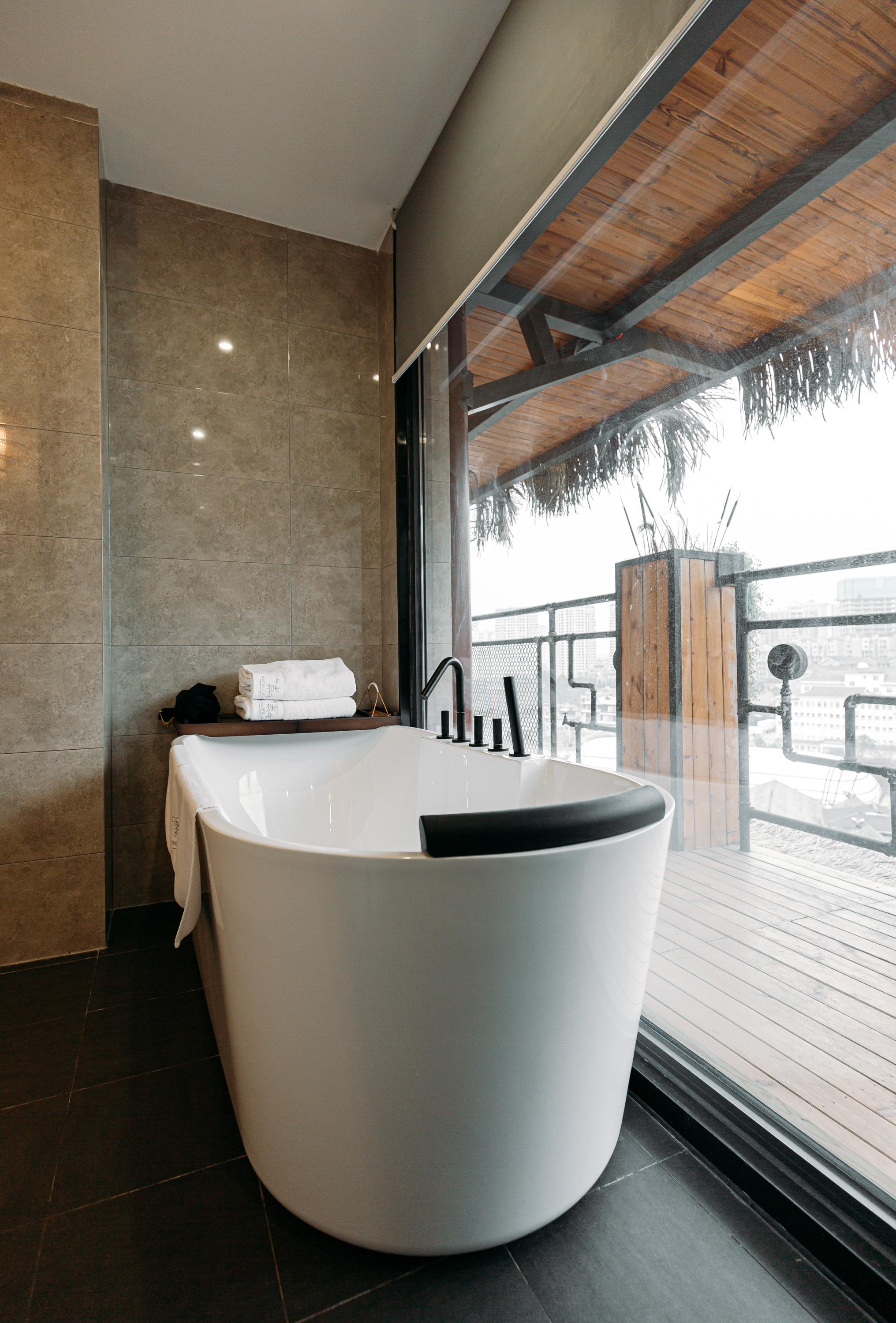 黄小鸭主题亲子房.露台观景浴缸套房