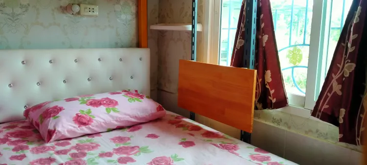 ห้องพักรวมชายหญิง 6 เตียง