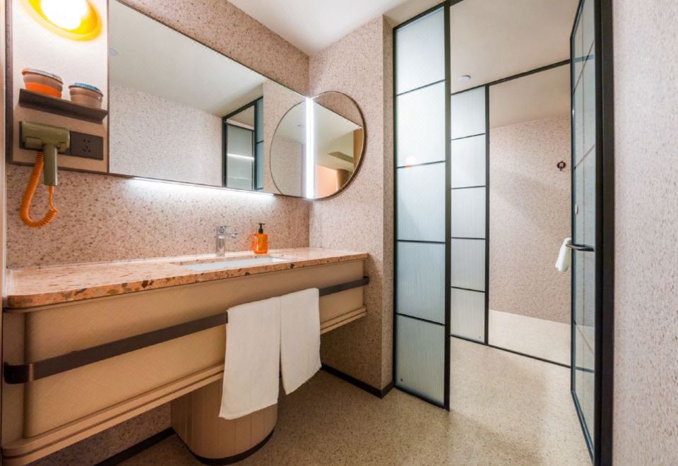 豪华家庭房（65寸可投屏电视+小冰箱+落地窗）