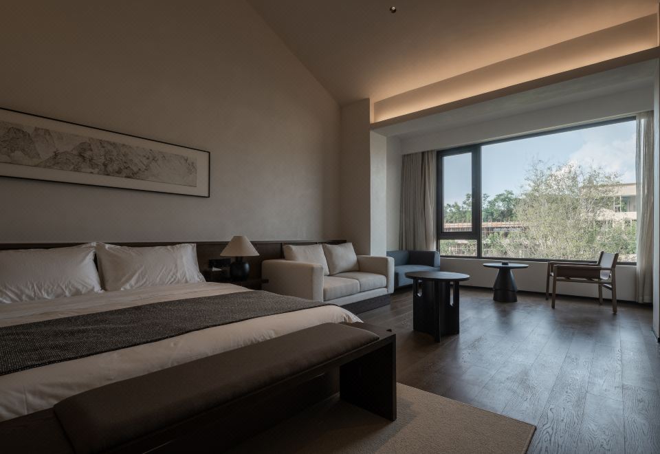 Longyue Deluxe Double Bed Room