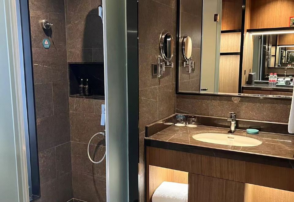 PINLAKE RESORTFamily Room With Garden View