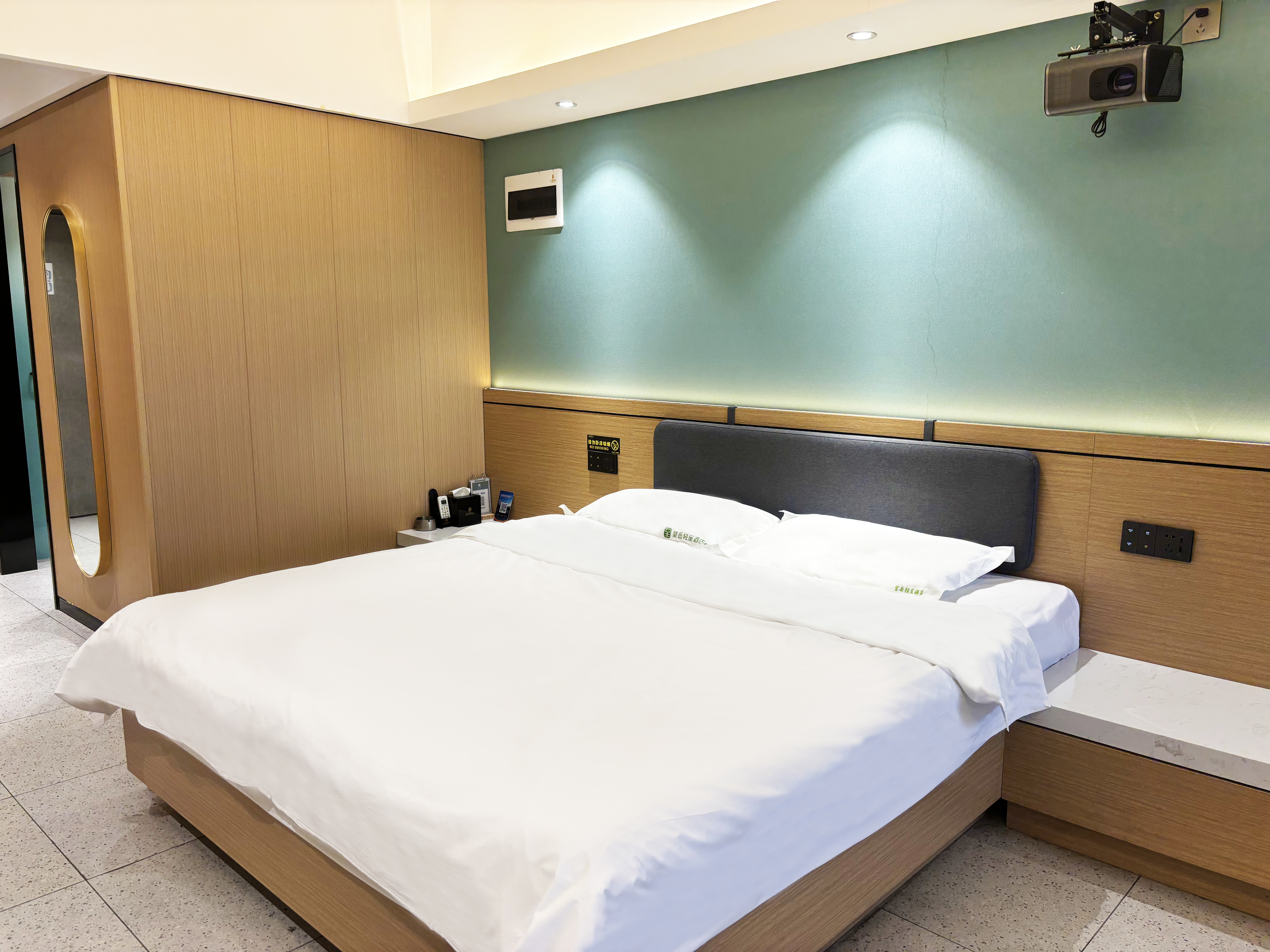 『轻呈』轻奢浴缸大床房（百寸投影+单人浴缸）