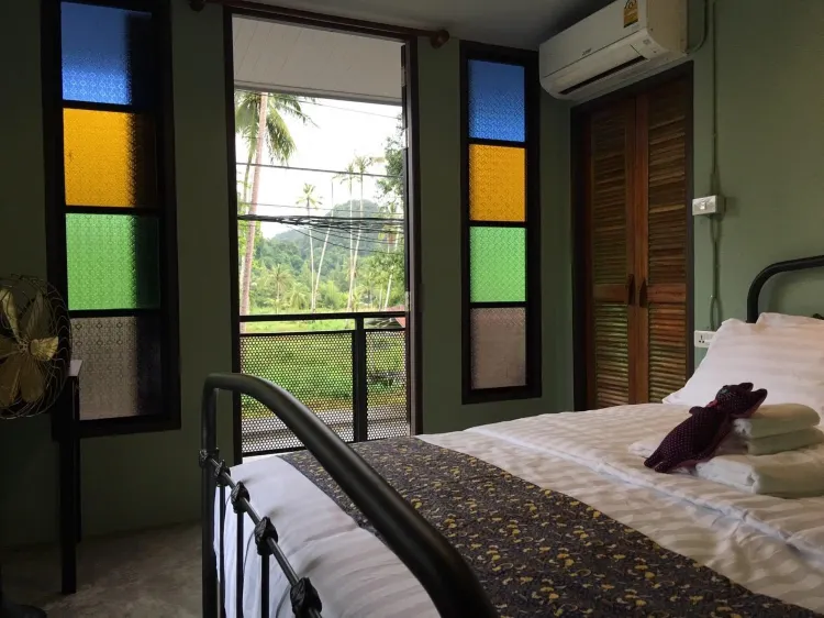 ห้องคุณตา เตียงใหญ่ พร้อมระเบียง