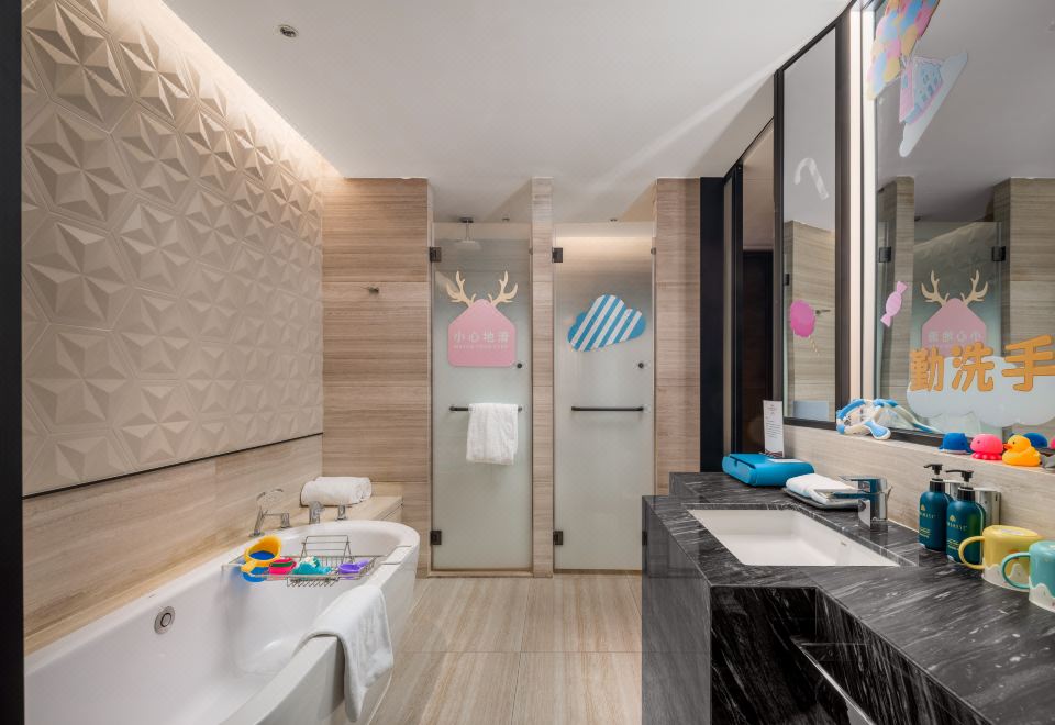 糖果飞屋主题大床房（鱼嘴小屋丨玩具桌丨浴缸）