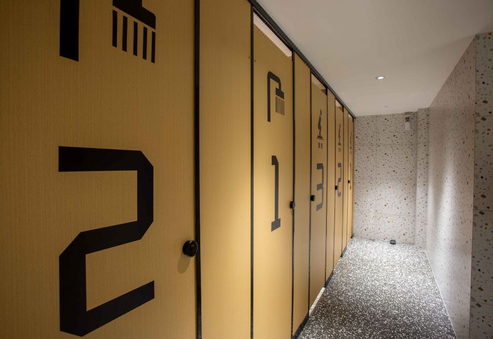 Likeyou男生四人間「負離子吹風機+浴巾+大廳觀影」