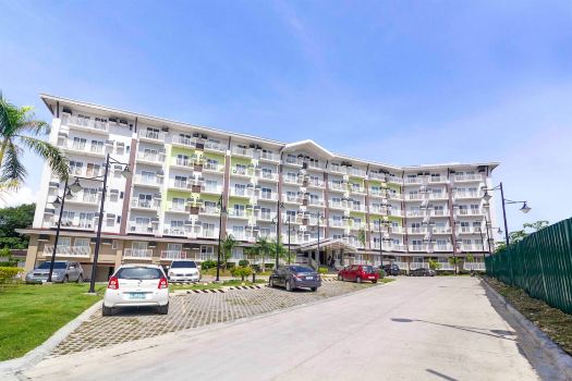 Fresia by J&J | Near Airport w/ Pool and Gym