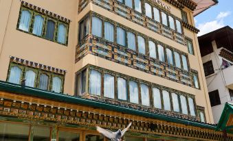 Khamsum Inn - Housity