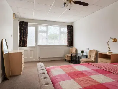 Stylish Studio with SuperKing Bed Отели в г. 