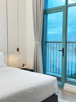 Deluxe 1BR/ Seaview and Mountain View with balcony
