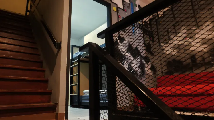 เตียงในหอพักรวมชายหญิง