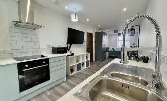 Old Silk Apartments - Luxury Studios, 1 & 2-beds in Coventry City Centre by COVSTAYS - Housity