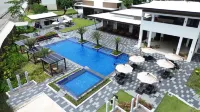The Tropics at MacArthur Park Resort and Convention Center  호텔