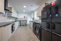 Contractor friendly 6 bed all en suite house