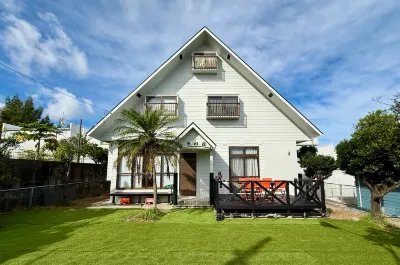 8 min walk to the beach* BBQ in the large garden Hotels in 