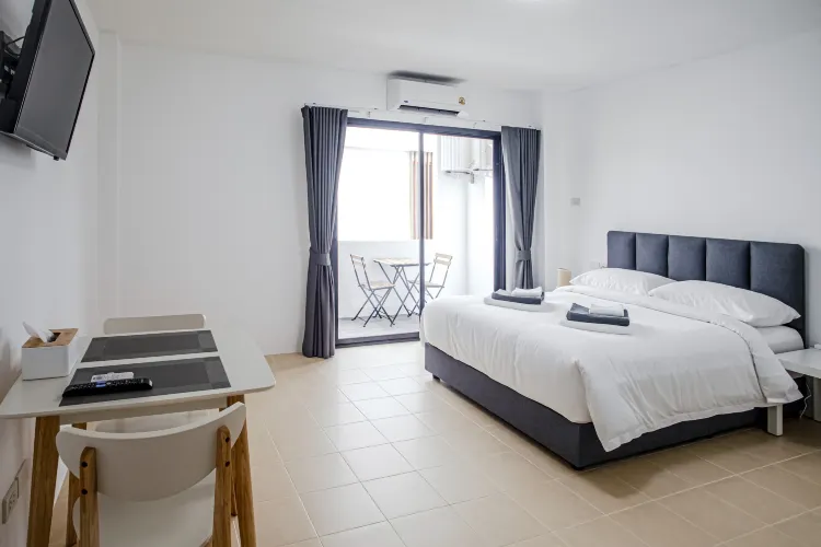 ห้องเตียงใหญ่ พร้อมระเบียง