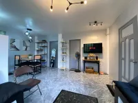 Modern Interior | 5 min from Airport | Karaoke 住宿飯店