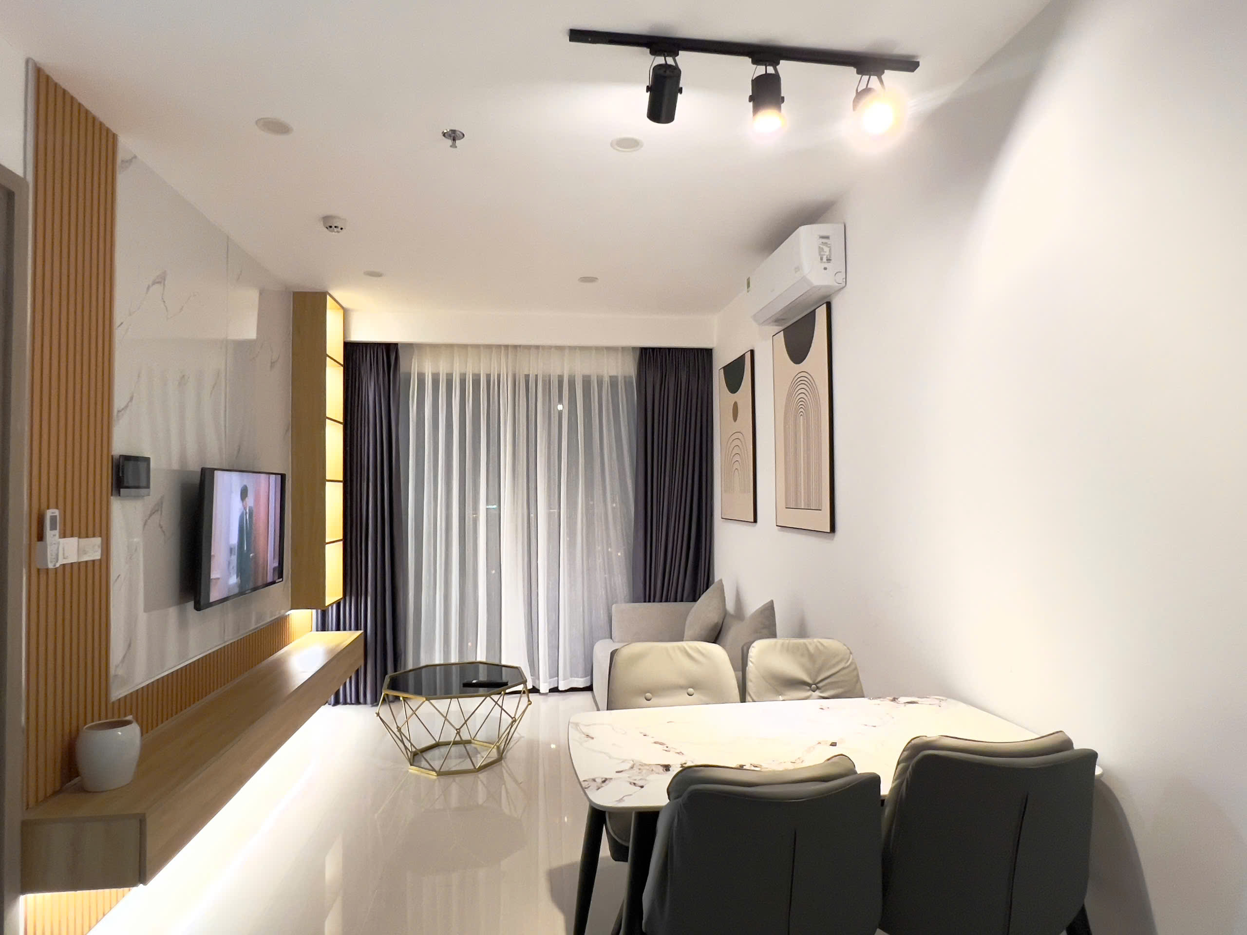 兩臥室陽臺公寓，城景+泳池