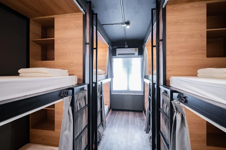 เตียงสองชั้นในห้องพักรวม 12 เตียง