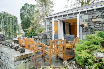 Waterhead Retreat, Ground Floor Bathtub Suites with Private Entrance Hotels in 
