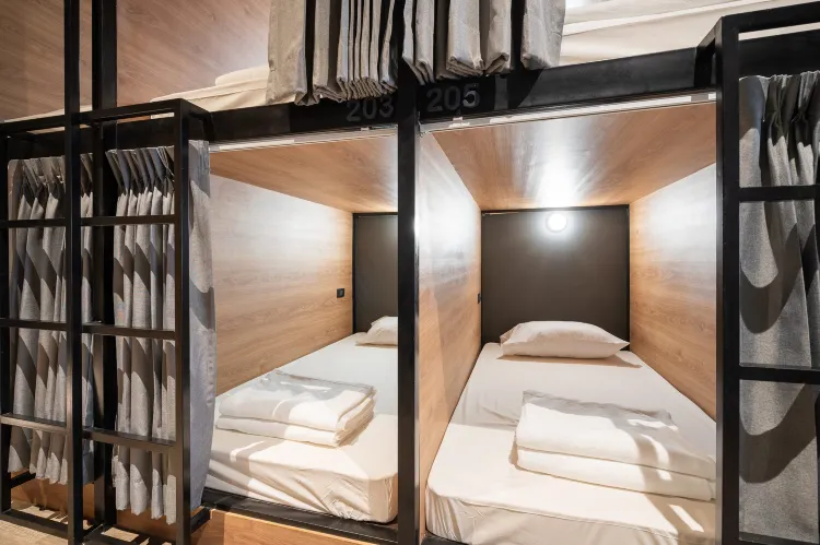 เตียงสองชั้นในห้องพักรวม