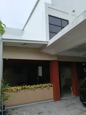 Sunflower Hotel Syariah near Juanda Airport
