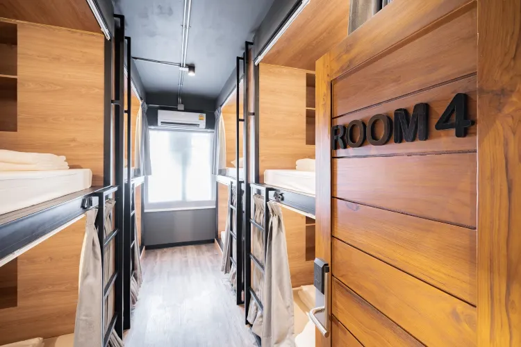 เตียงสองชั้นในห้องพักรวมหญิง