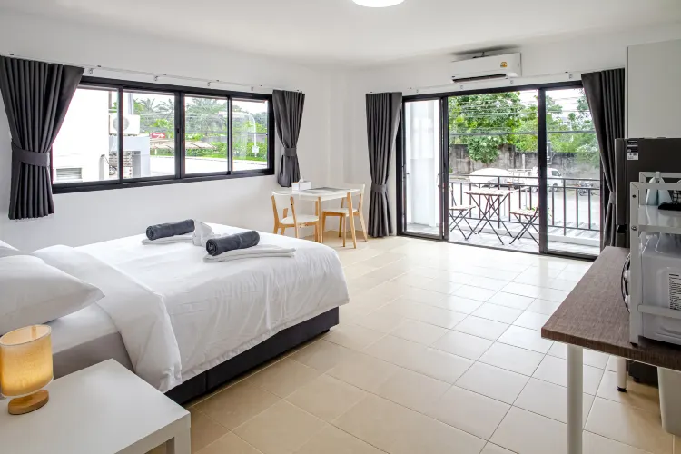 ห้องดีลักซ์ เตียงใหญ่ พร้อมระเบียง