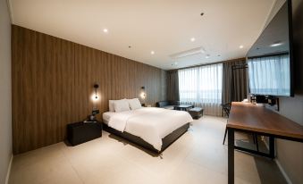 Queen Town Hotel - Housity