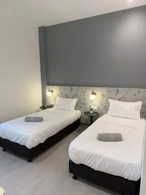 FAT MOM ROOM & STAY Отели в г. 